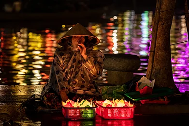 Depositphotos : A woman selling lanterns in Hoi An central Market