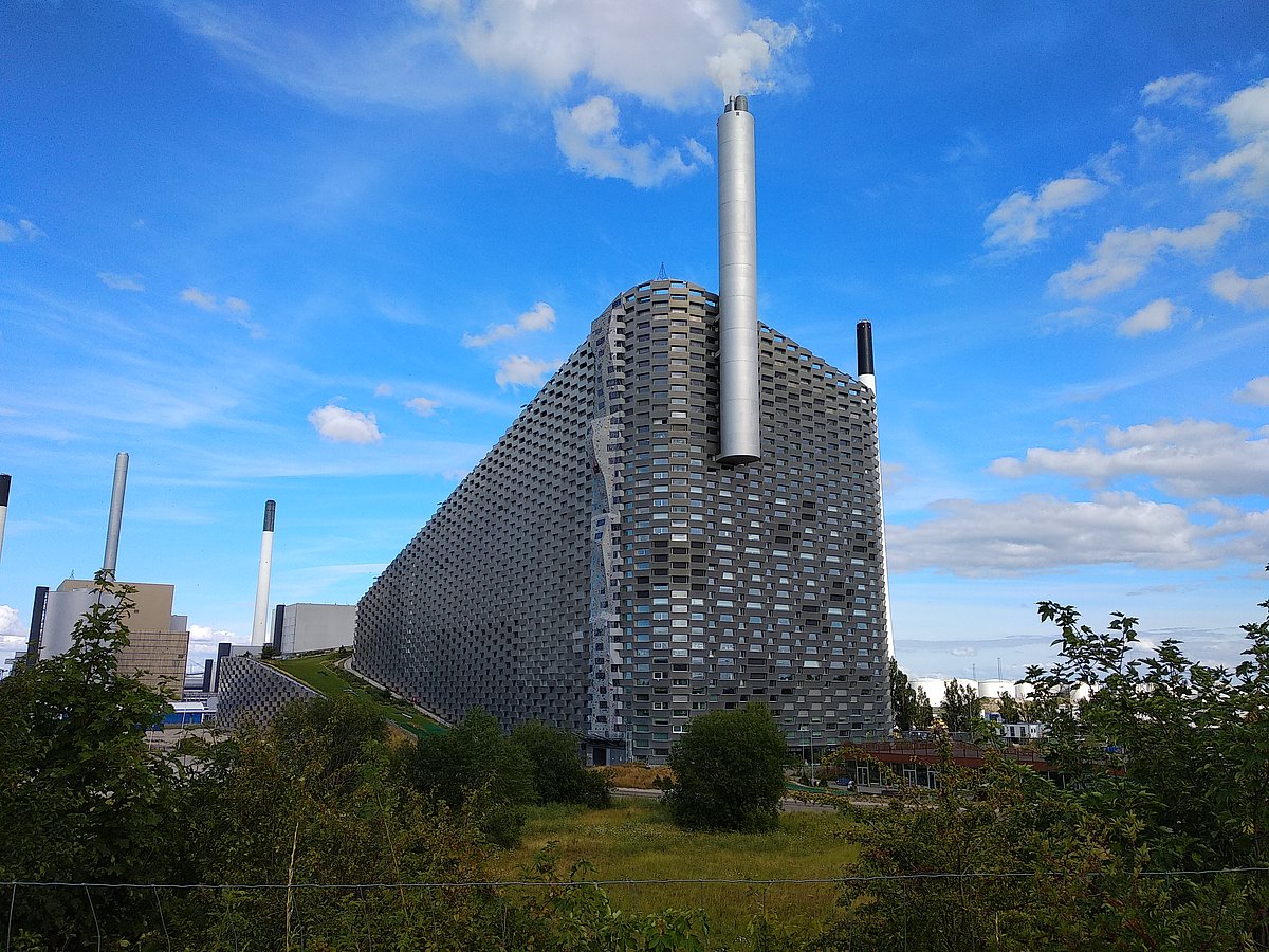Cabstarcz/WikiCommons : CopenHill, Copenhagens first ski area, is built atop a waste disposal centre