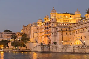 Shutterstock : Udaipur City Palace at twilight
