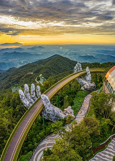 Shutterstock : Golden Bridge in Da Nang, Vietnam