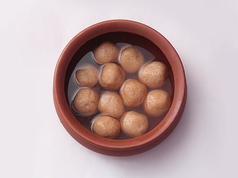 Nolen Gurer Rosogolla