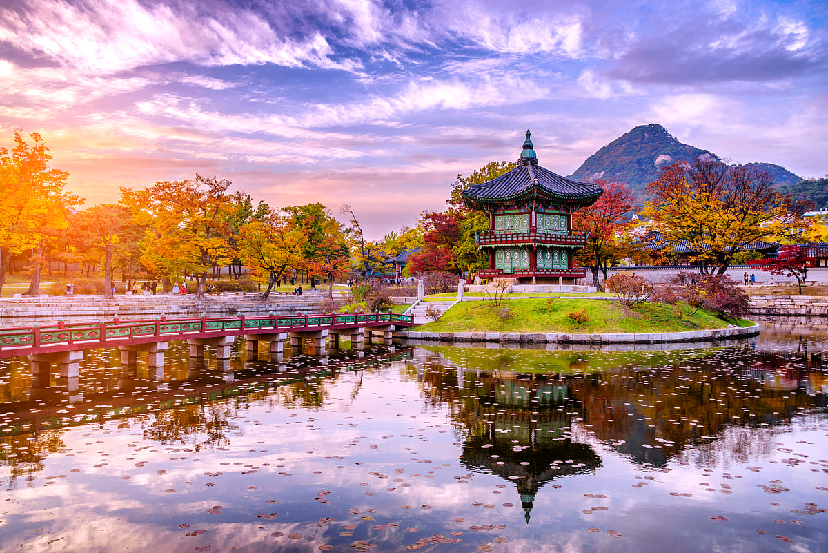 Shutterstock : Sunset at the water pavilion in the Gyeongbokgung Palace, South Korea