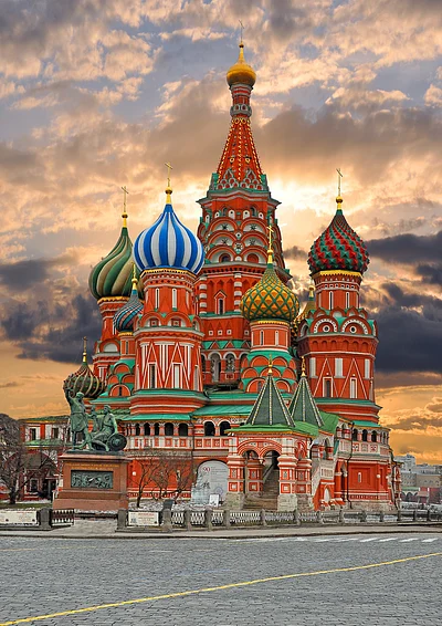 Shutterstock : Onion domes, imperial façades and landscapes that stretch beyond the horizon