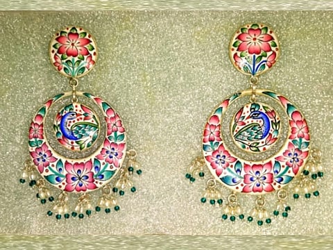 Varanasi gulabi meenakari is used to make exquisite pieces of jewellery as well as home décor items