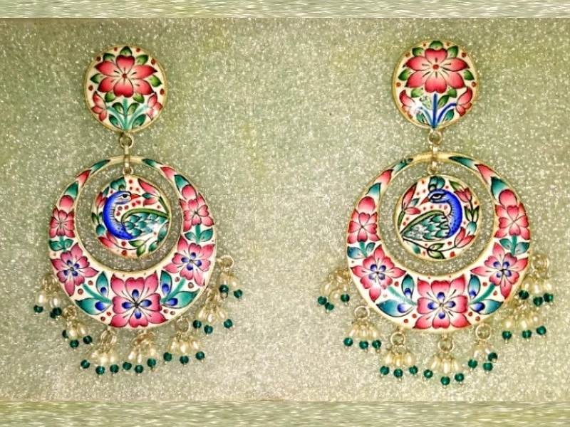 Varanasi gulabi meenakari is used to make exquisite pieces of jewellery as well as home décor items