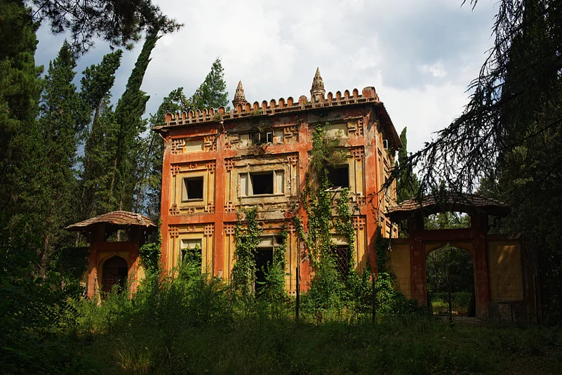 An abandoned guest house near the park