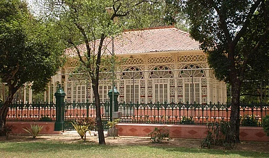 WikiCommons : Upasana Griha in Shantiniketan
