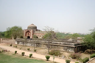 Shutterstock : Jamali-Kamalis Mosque and Tomb at Mehrauli Archaeological Park