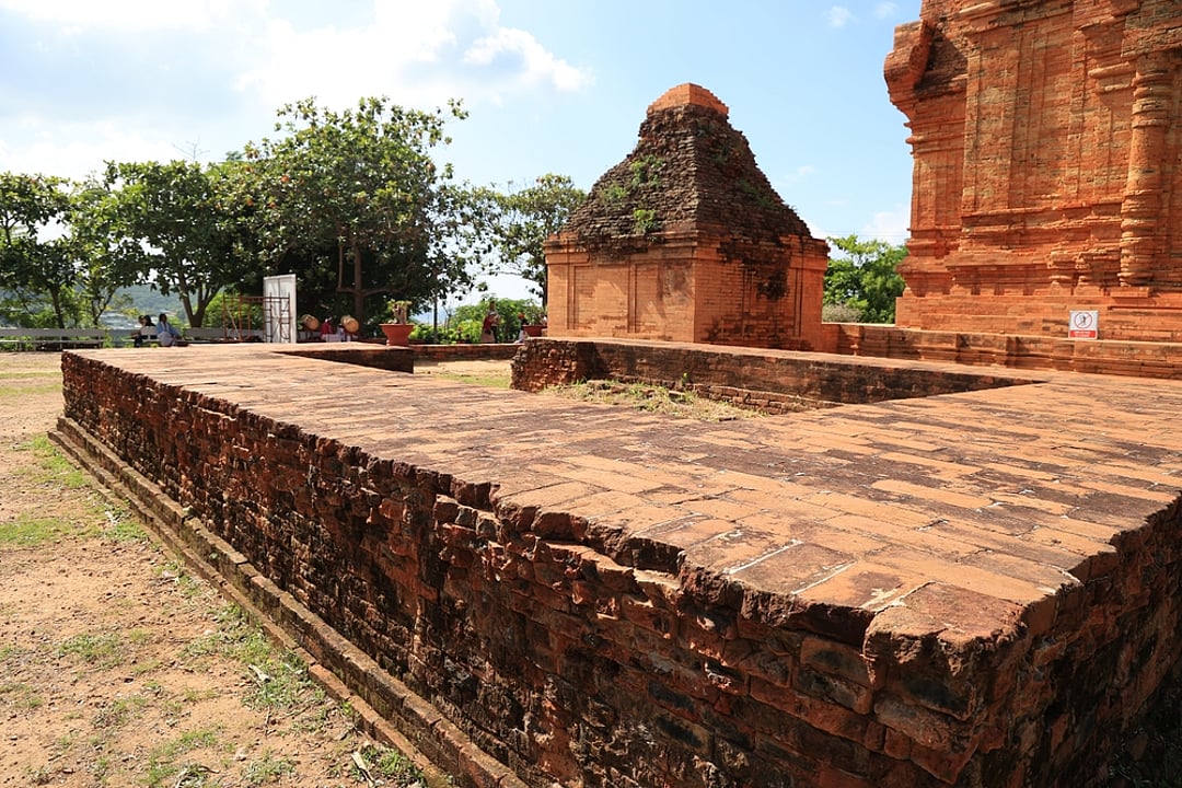 Poshainu Cham Towers