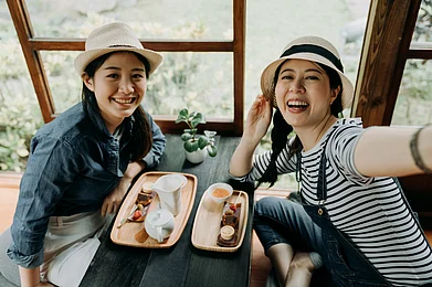 Shutterstock : Japanese women enjoying at lunch