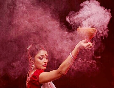 The dhunuchi is has burning coal under a layer of coconut husk sprinkled with frankincense