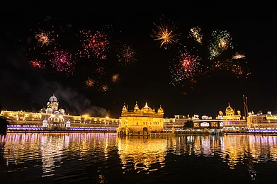 Shutterstock : Gurudwaras are lit up for the celebration of Bandi Chhor Divas