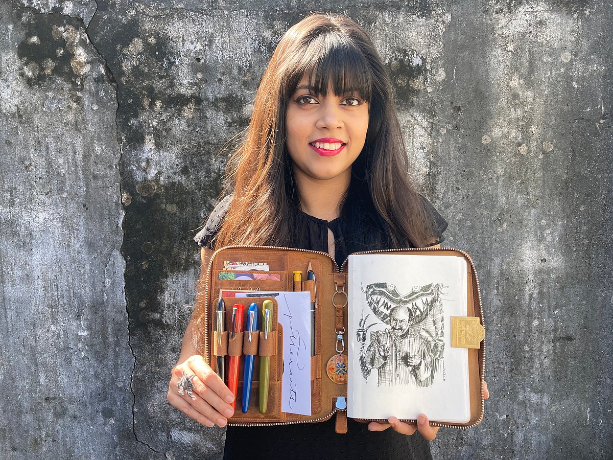 Potteraits : Roy with her tools and artwork