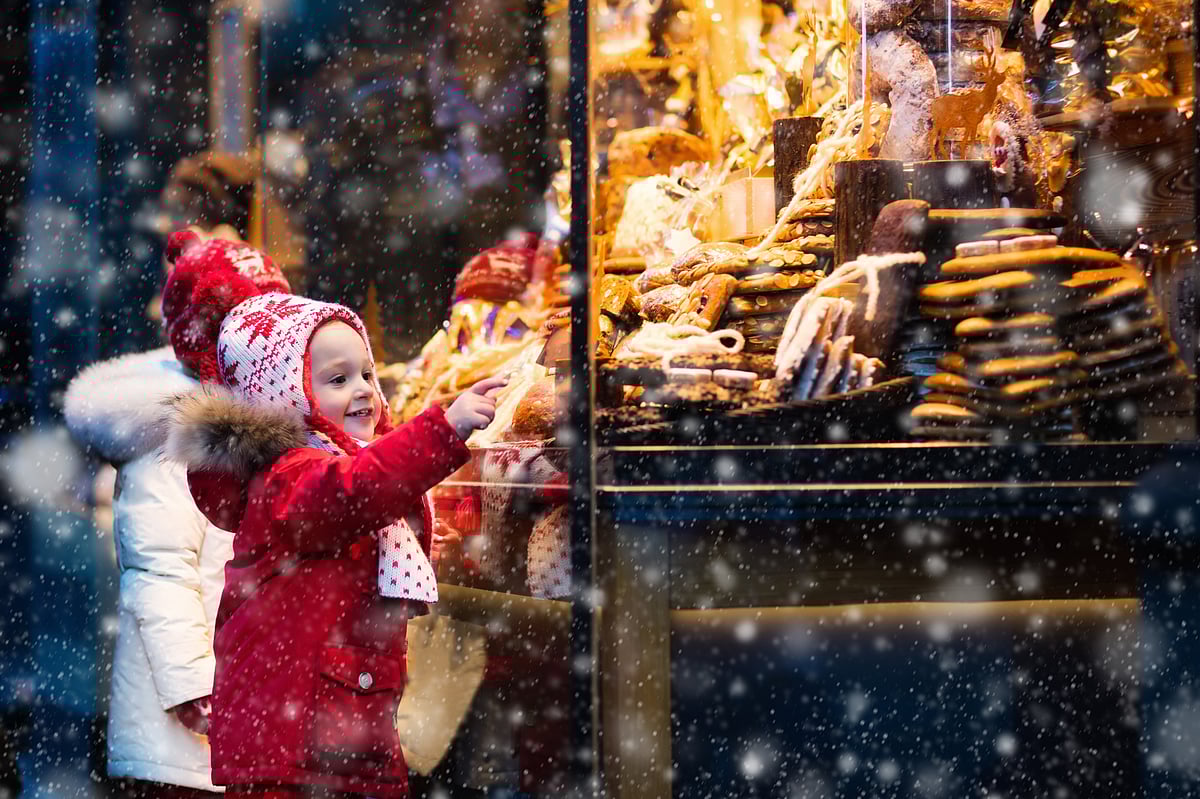 Shutterstock : A child window shopping
