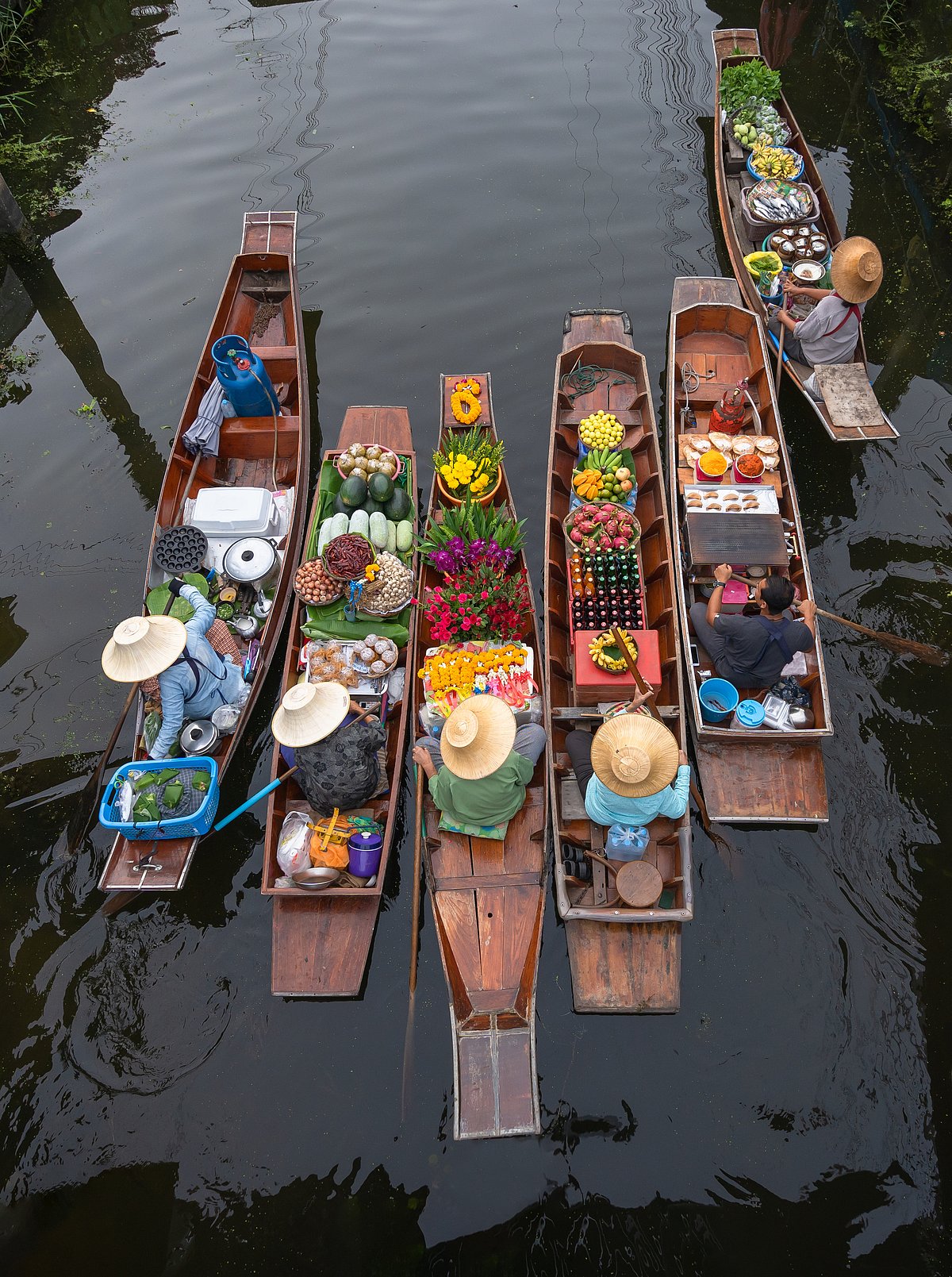 Shutterstock : A floating market in Thailand