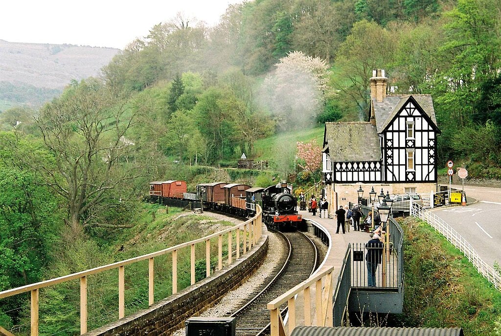 A goods train goes through Berwyn Station