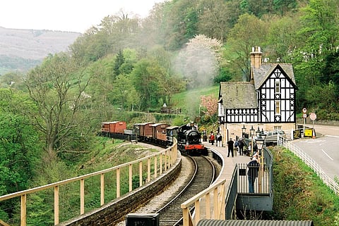 A goods train goes through Berwyn Station