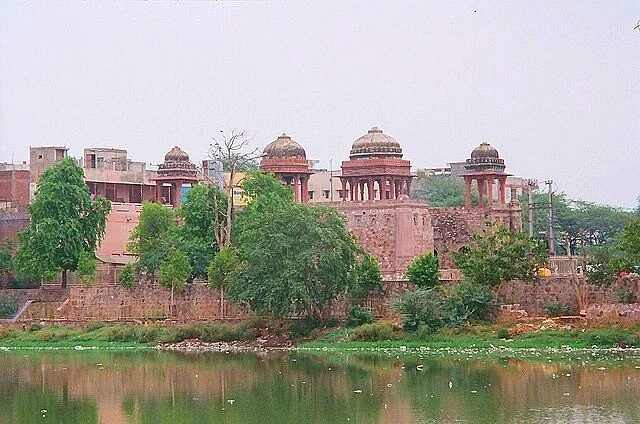 Jahaz Mahal on the bank of Hauz-i-Shamsi