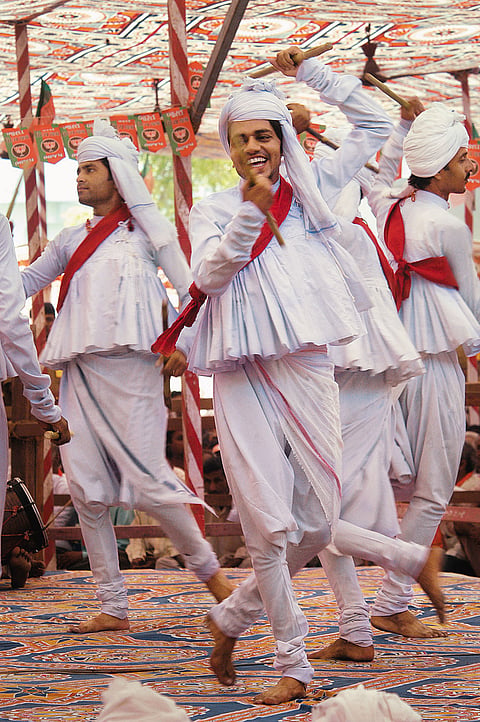Men dressed in kediyu-choyani-pagadi, playing Dandiya