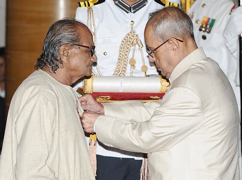 Erstwhile President Pranab Mukherjee presenting the Padma Bhushan Award to Shri Ram Vanji Sutar
