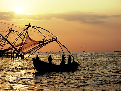 Pixabay : Fishermen at a beach in Kochi