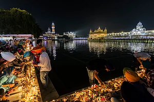 Shutterstock : Devotees lightening earthen lamps around Golden temple