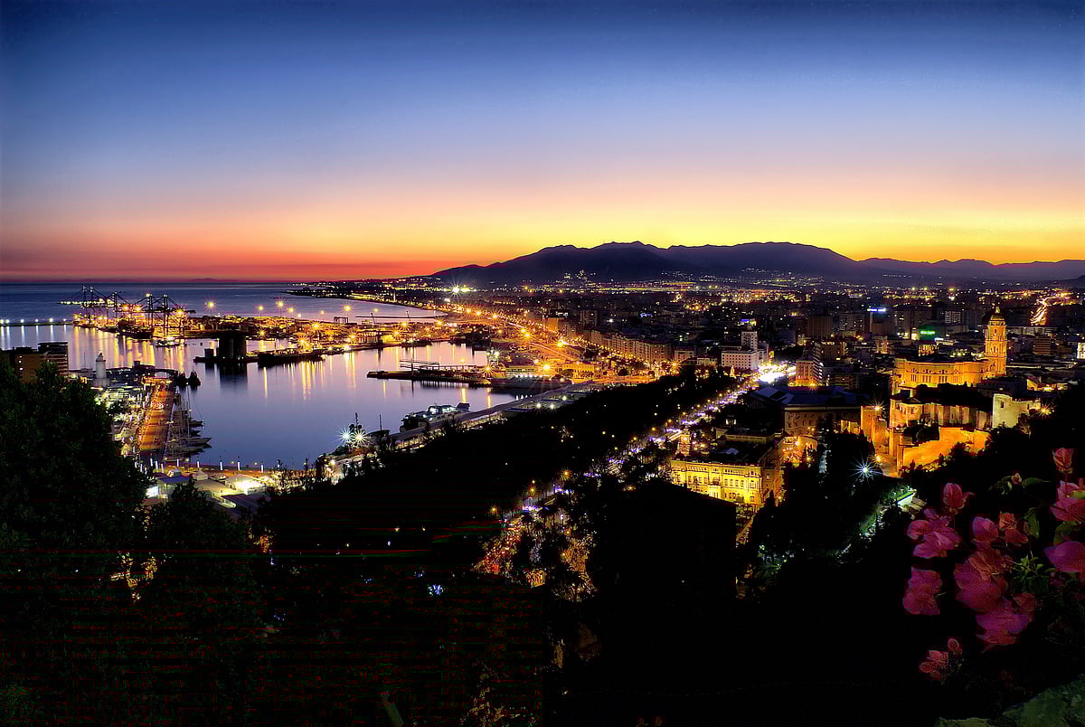 © Area de Turismo Ayuntamiento de Málaga : Panoramic view of Malaga at night