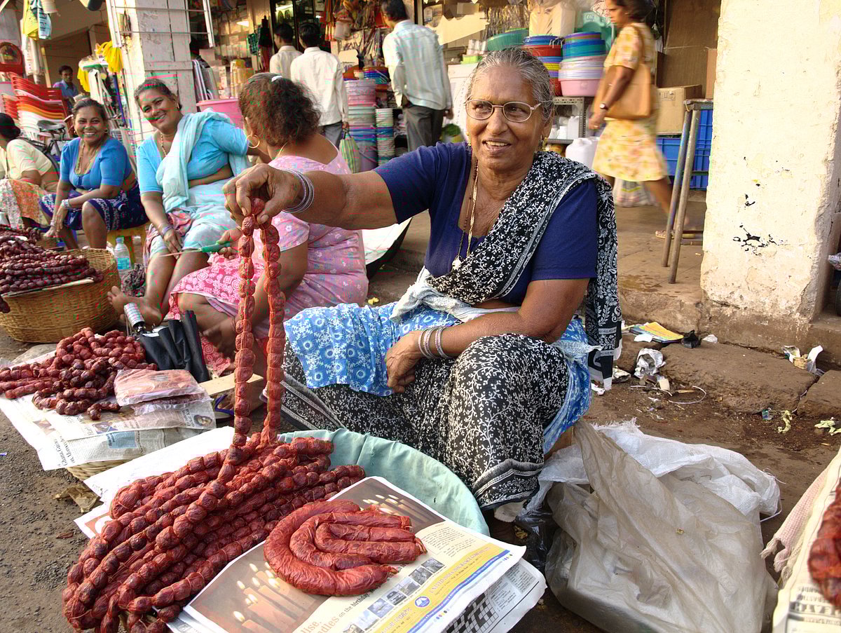 Wikipedia : A local woman selling Goan sausages in Mapusa 