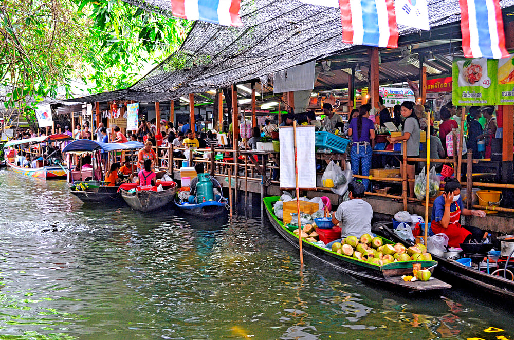 Preparing Thai food on boats at Khlong Lat Mayom floating market