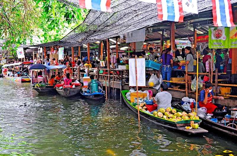Preparing Thai food on boats at Khlong Lat Mayom floating market