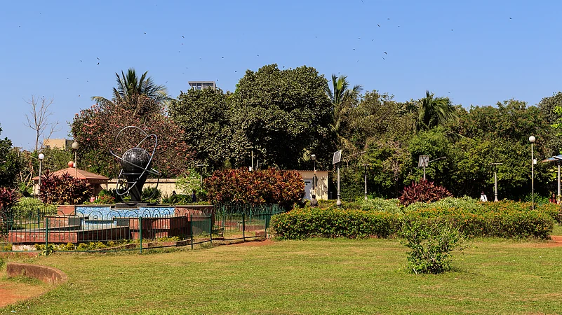 Hanging Gardens and Kamala Nehru Park, atop Malabar Hill, offer panoramic views of Marine Drive from above.