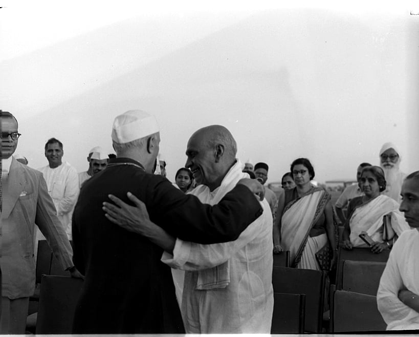 archive.org : Sardar Patel with Jawaharlal Nehru, the first prime minister of India after it gained independence