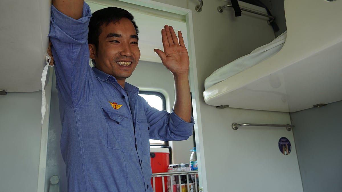 Man sells beverages and breakfast on the train