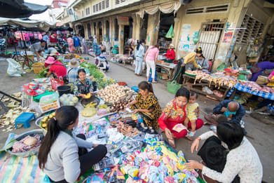 Shutterstock : Vegetable sellers at the New Market or Psar Thmei in the city Battambang in Cambodia