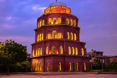 Shutterstock : Satkhanda, Lucknow
