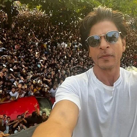 SRK with fans at Mannat