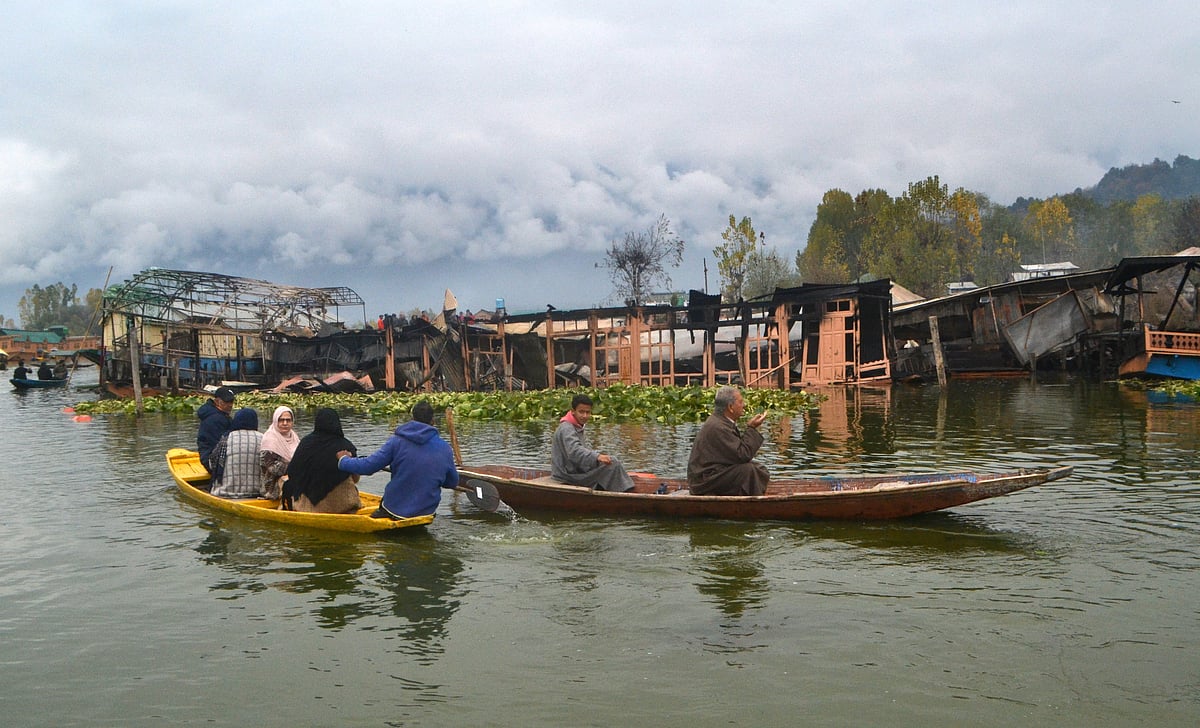 @UmarGanie1/twitter : Local surveying the damage after fire