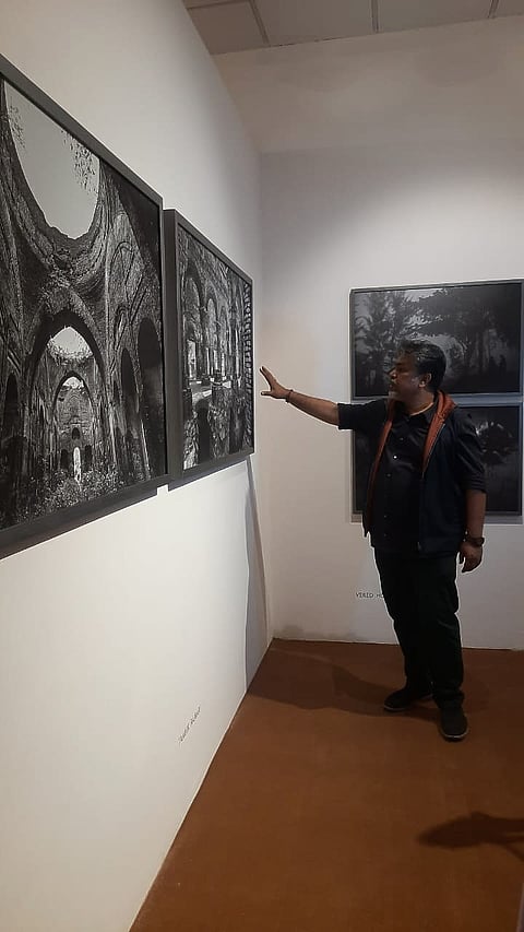 Das discussing the ideas behind a picture during the exhibition walk