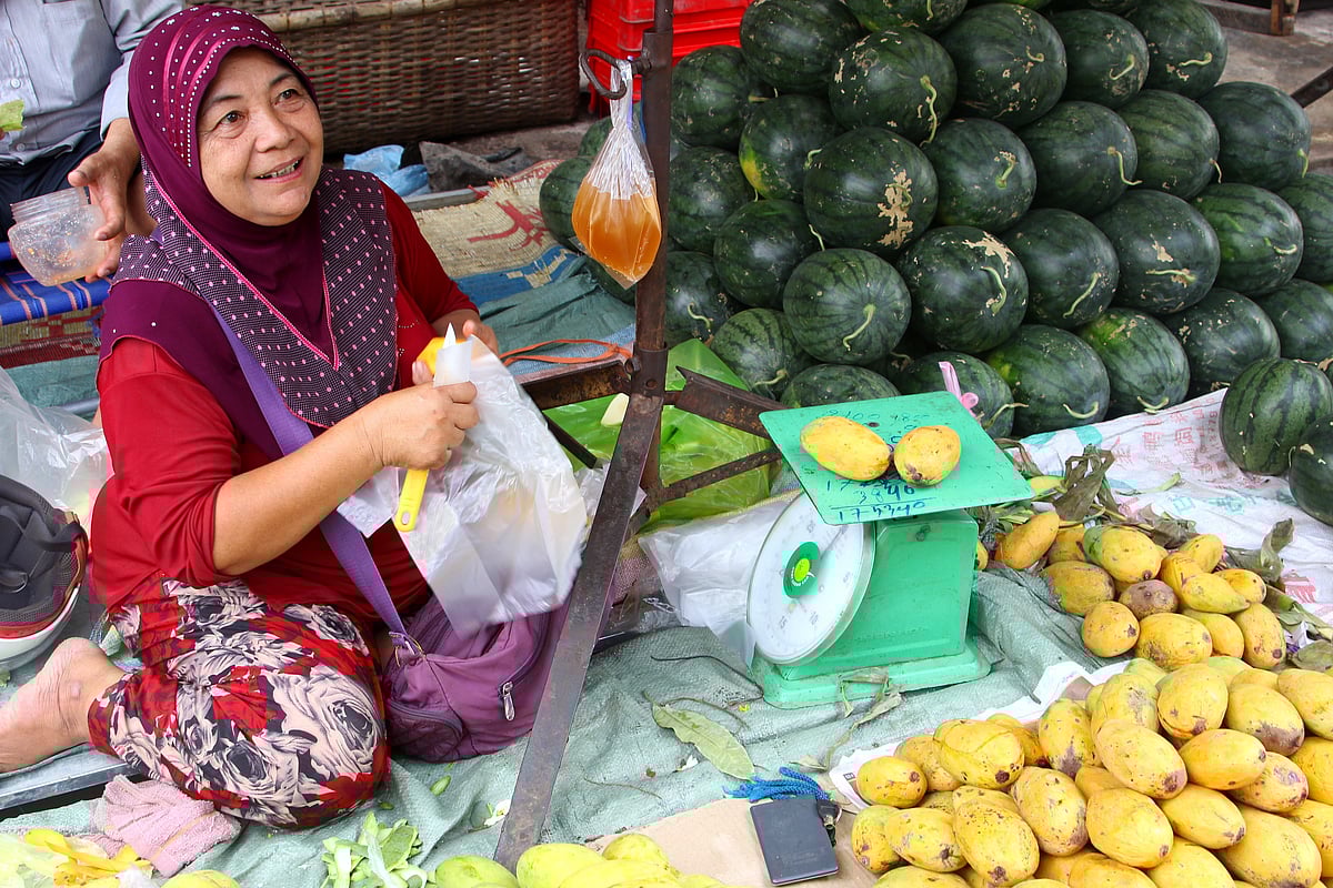 Woman selling fresh fruits