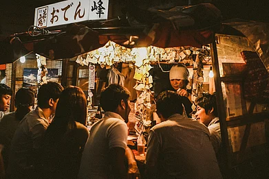 Shutterstock : People lined up for food in a Yatai in Fukuoka