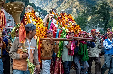 Shutterstock : A procession of Kullu Dussehra