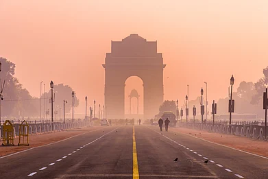 Shutterstock : India Gate in Delhi seen through a haze of pollution