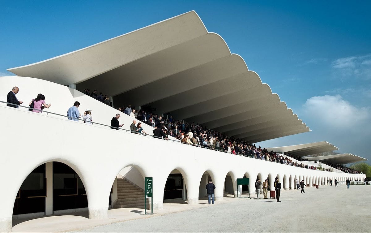 La Zarzuela Racecourse has a modernist architectural style.