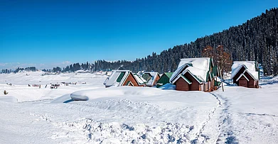 Shutterstock : Gulmarg during winter