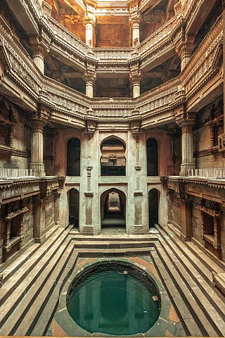 Shutterstock : Adalaj Stepwell