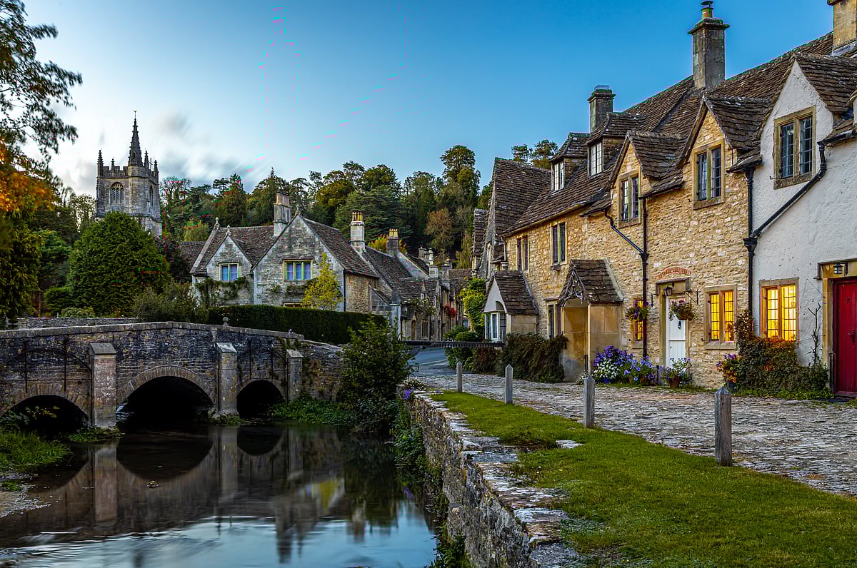Shutterstock : Castle Combe, England
