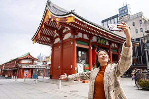Shutterstock : A tourist in Japan