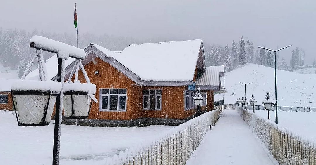 
mahmood.a.shah.5/Instagram : 
A snow-clad house in Gulmarg, Jammu & Kashmir