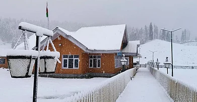 mahmood.a.shah.5/Instagram : A snow-clad house in Gulmarg, Jammu & Kashmir
