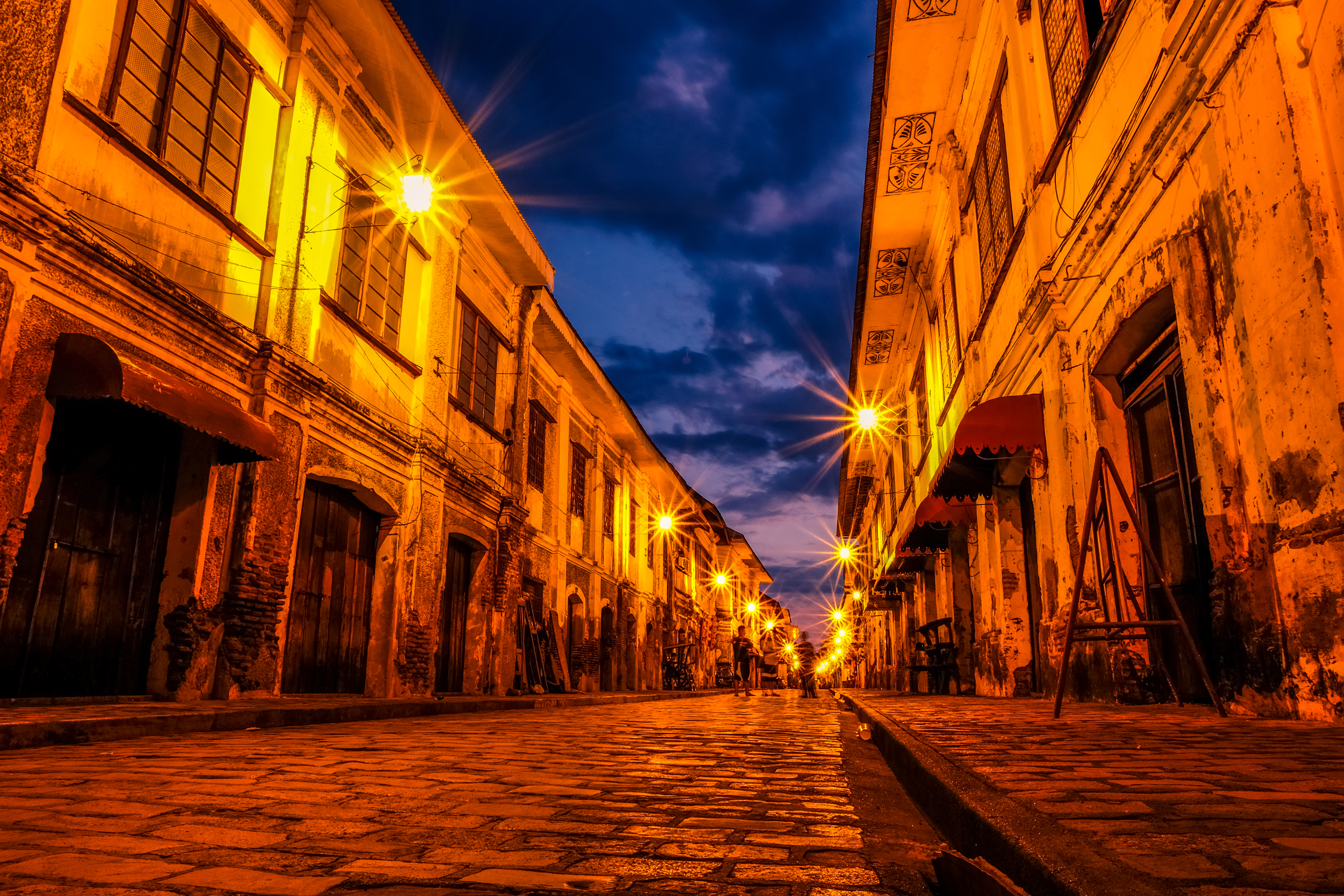 Calle Crisologo at night